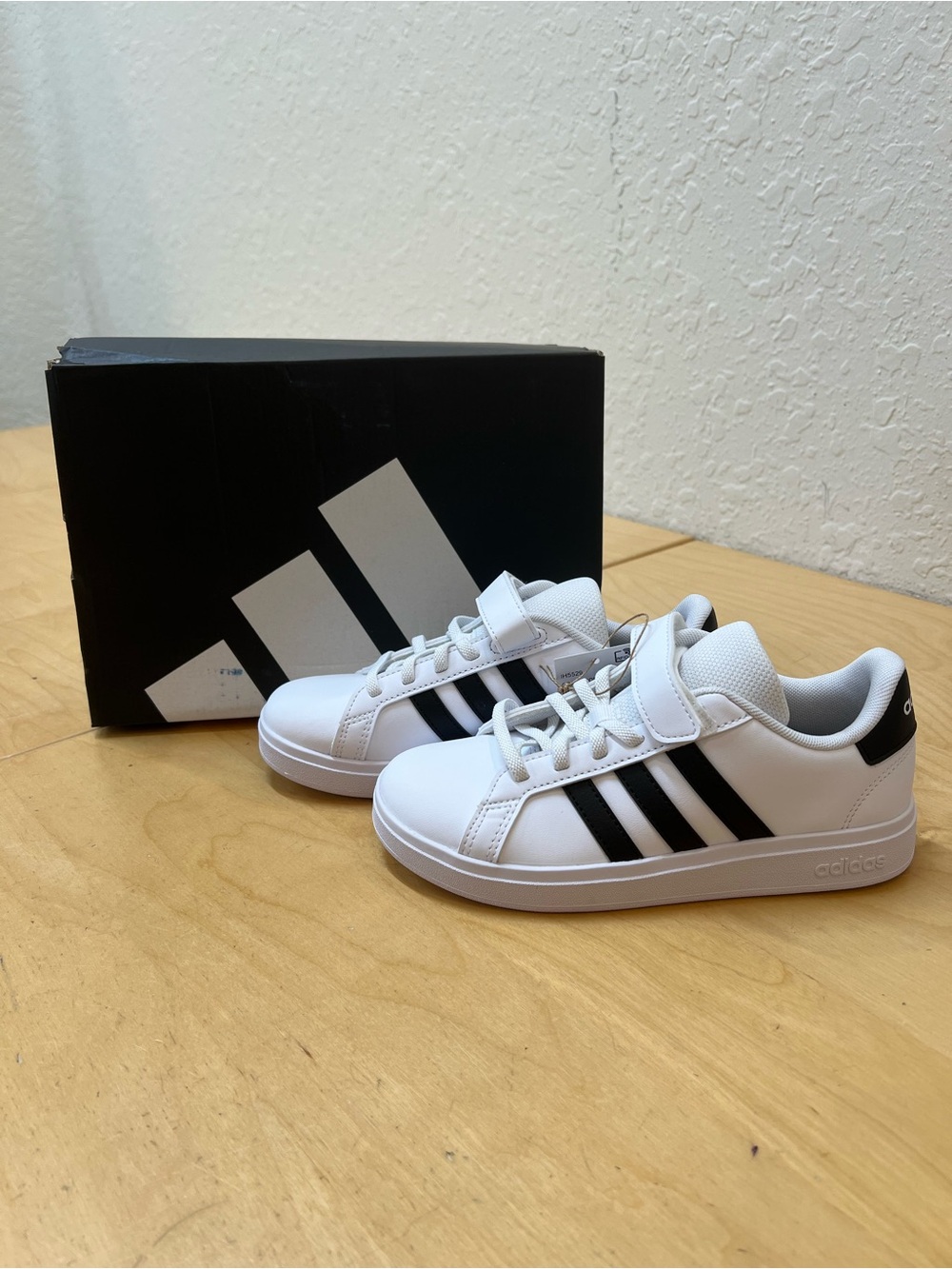 adidas Kids size 2,5 White Sneakers with Black Stripes